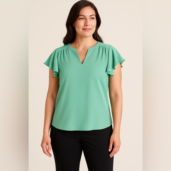 Investments Tops - Investments Petites Women’s L Green Light & Flowy V-neck Ruffle Short Sleeve Top